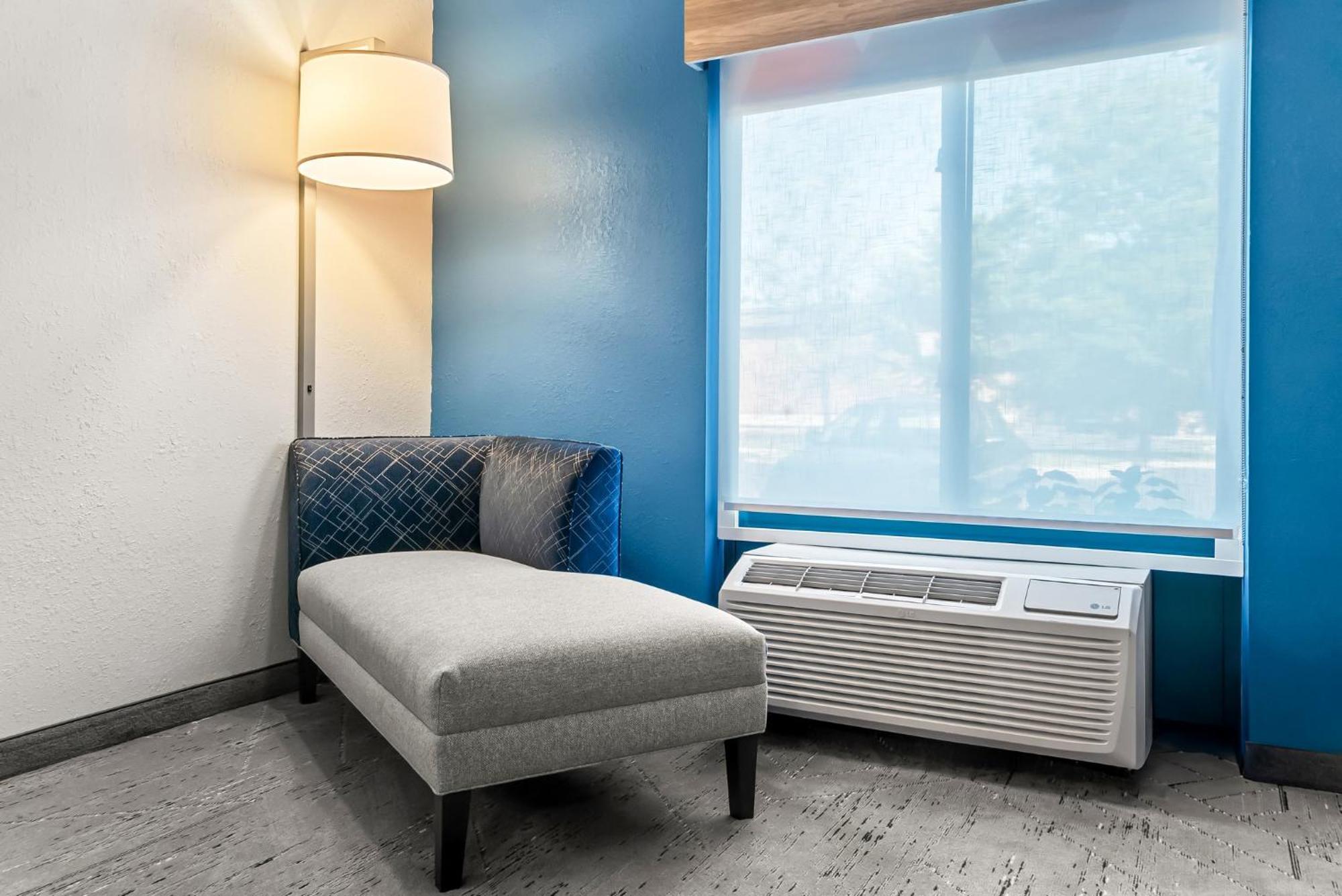 Holiday Inn Express & Suites Detroit - Novi By Ihg Екстериор снимка