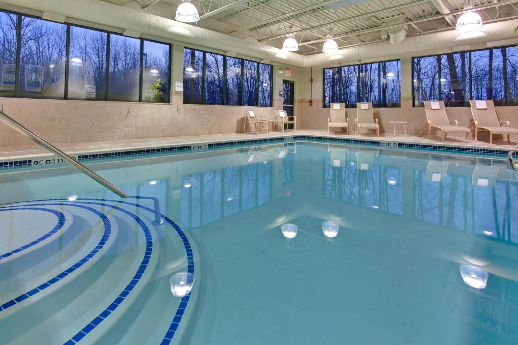 Holiday Inn Express & Suites Detroit - Novi By Ihg Екстериор снимка